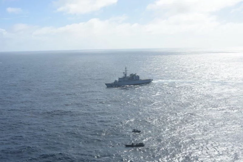 Une frégate intercepte une vedette rapide