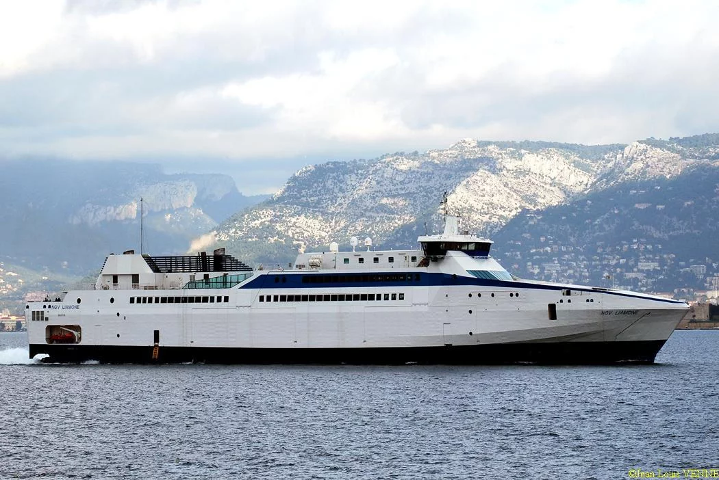 Le Liamone sort de la base navale de Toulon pour des essais