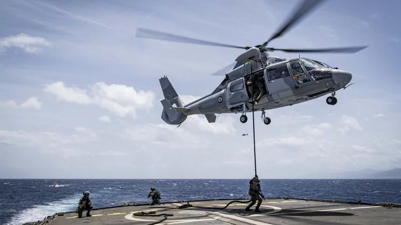 Un hélicoptère Dauphin dépose des fusiliers-marins sur le pont de la frégate Germinal