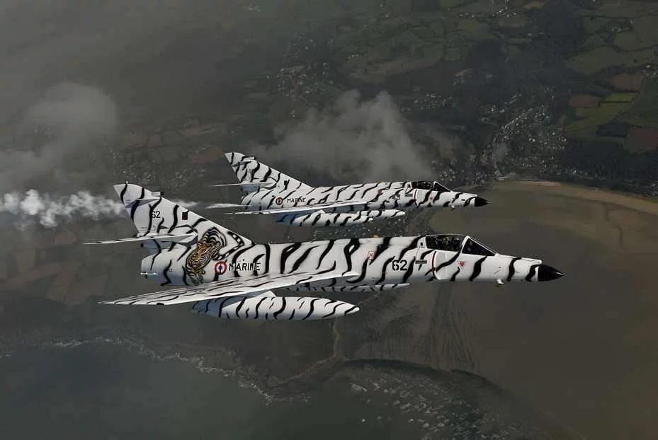 Les Super Ã‰tendards Modernisés en noir et blanc