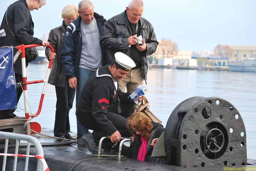 Des visiteurs français montent à bord