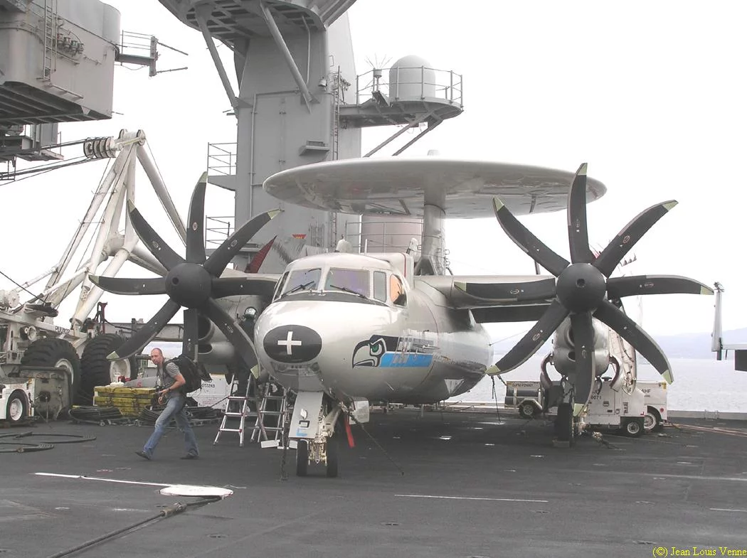 Un avion de guet aérien E-2 Hawkeye