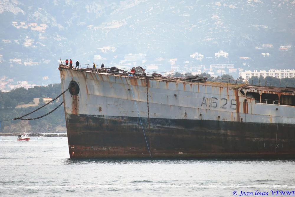 Arrivée à Toulon de la coque de l’ex-pétrolier Saône