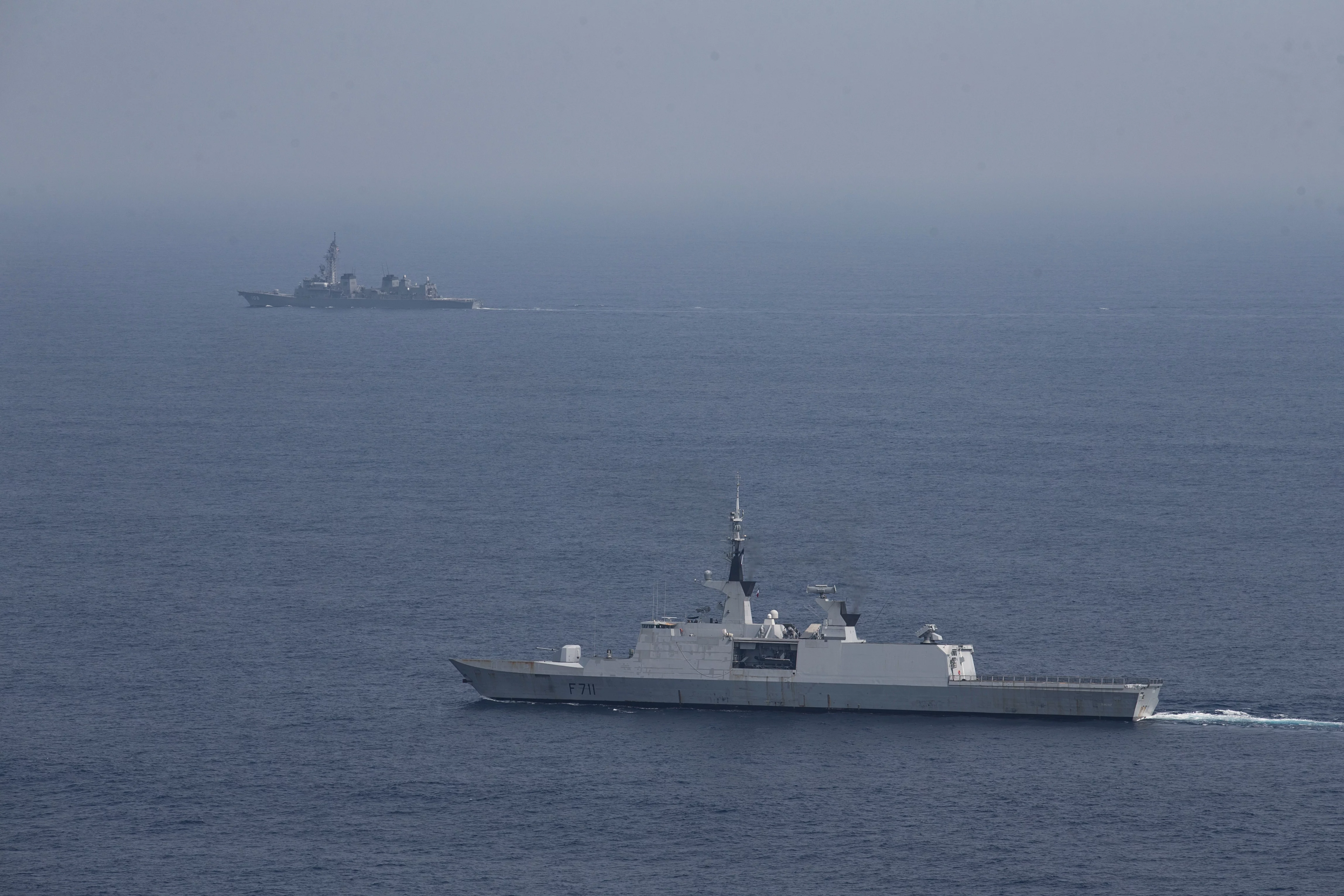 La frégate Surcouf et le destroyer japonais JS Akebono 