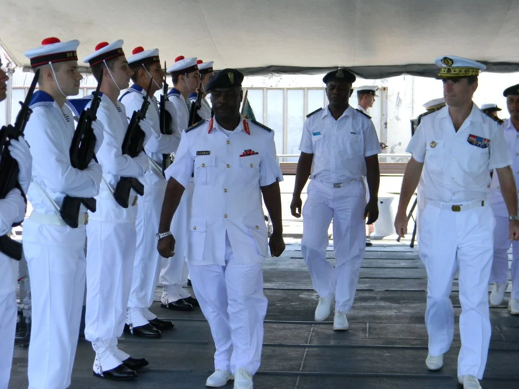 La frégate De Grasse accueille le commandant de la marine tanzanienne