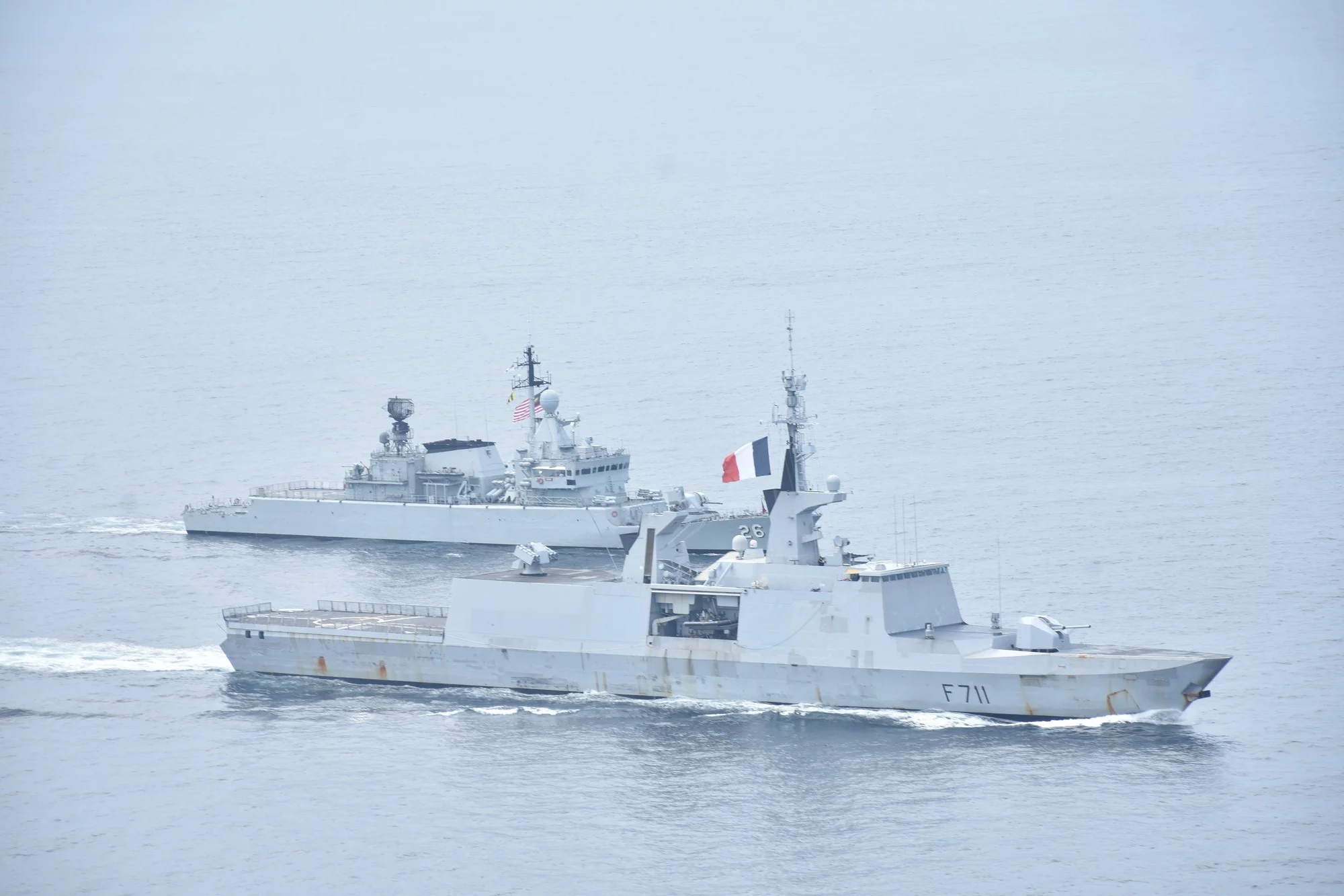 La frégate Surcouf et la frégate malaisienne Lekir