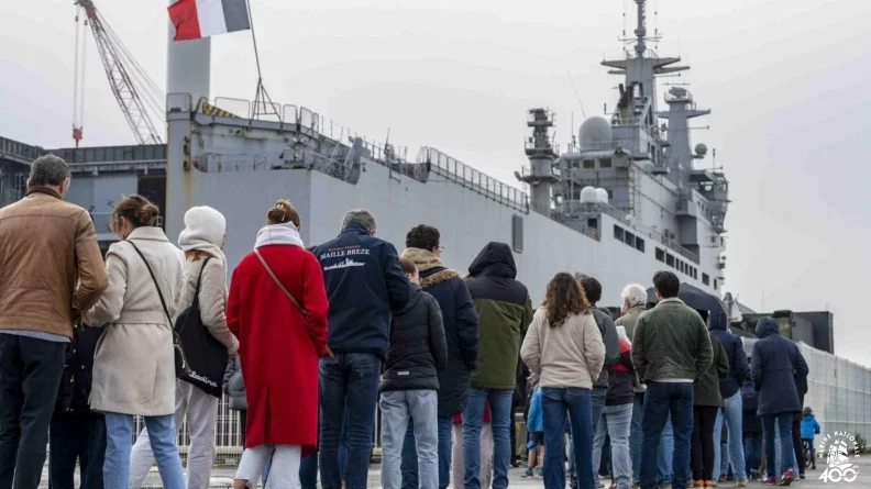 Les visiteurs forment une longue file d'attente avant d'accéder au Tonnerre