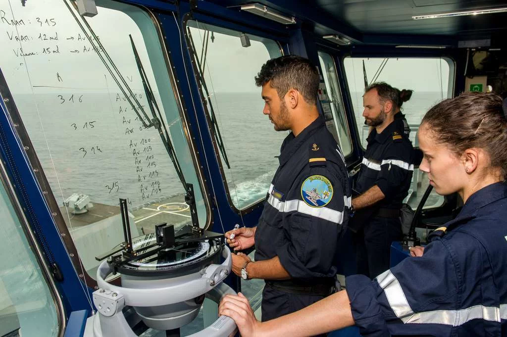 Un officier-élève en passerelle du Dixmude