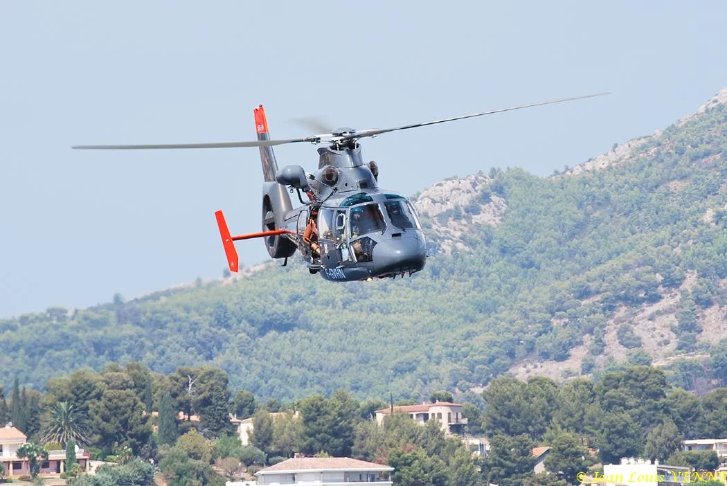 L'hélicoptère Dauphin de service public survole la rade de Bandol