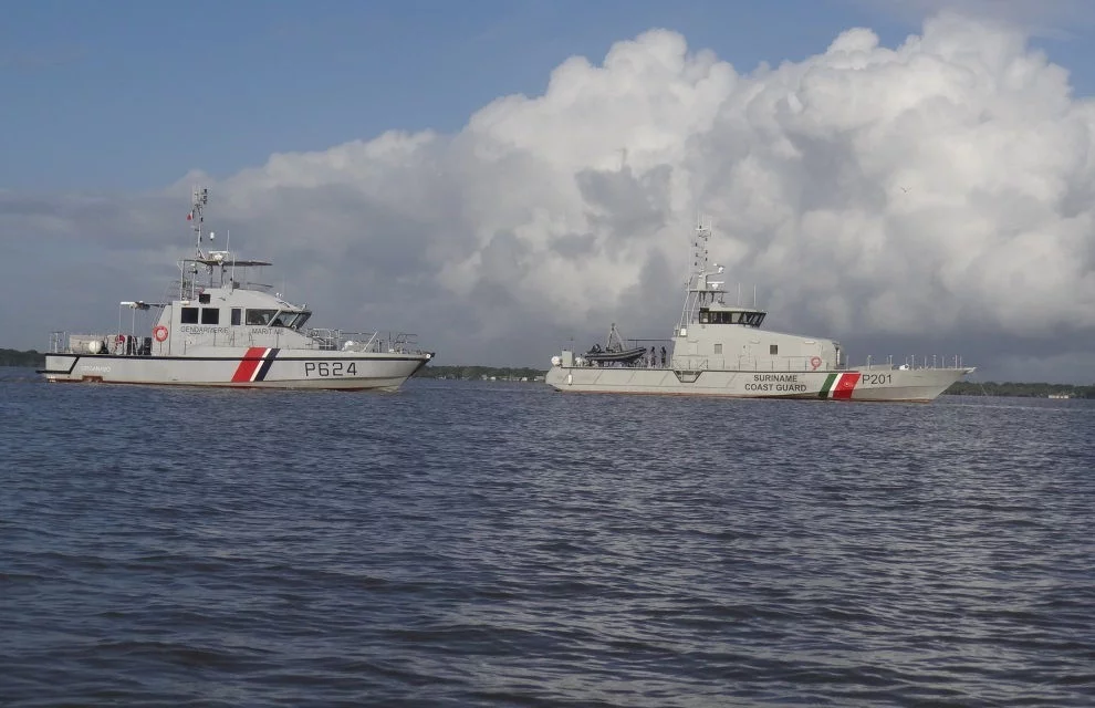 La vedette côtière de surveillance maritime Organabo et a le patrouilleur des garde-côtes surinamien P201