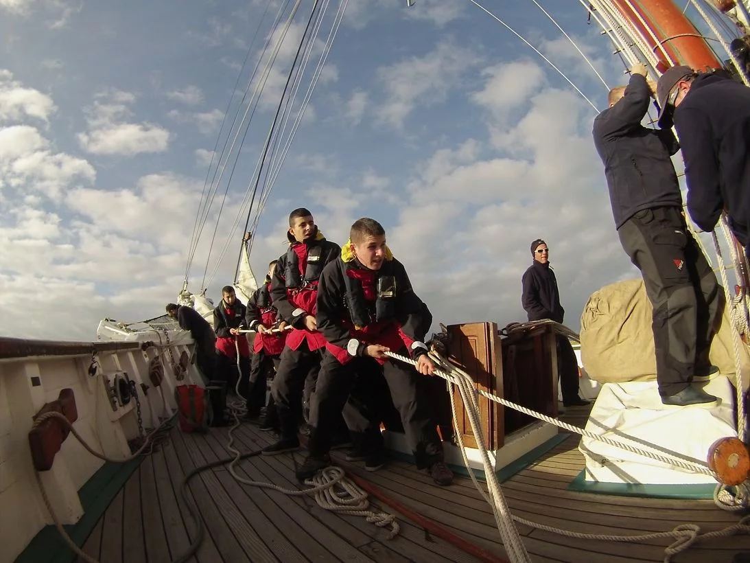 Des mousses du CIN Brest à la manoeuvre sur le pont de la Belle-Poule