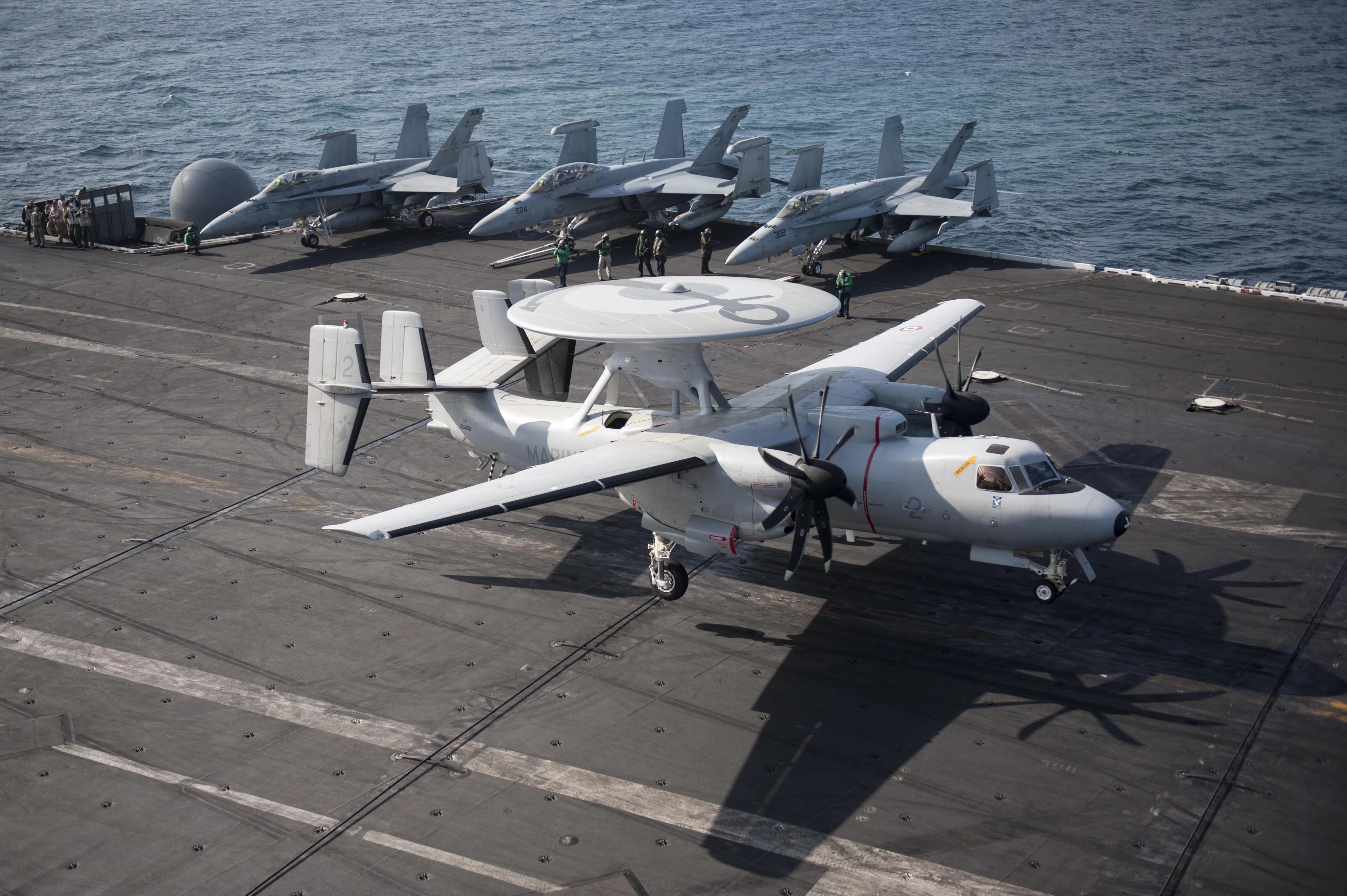 Un E2-C Hawkeye apponte sur l’USS Harry S. Truman