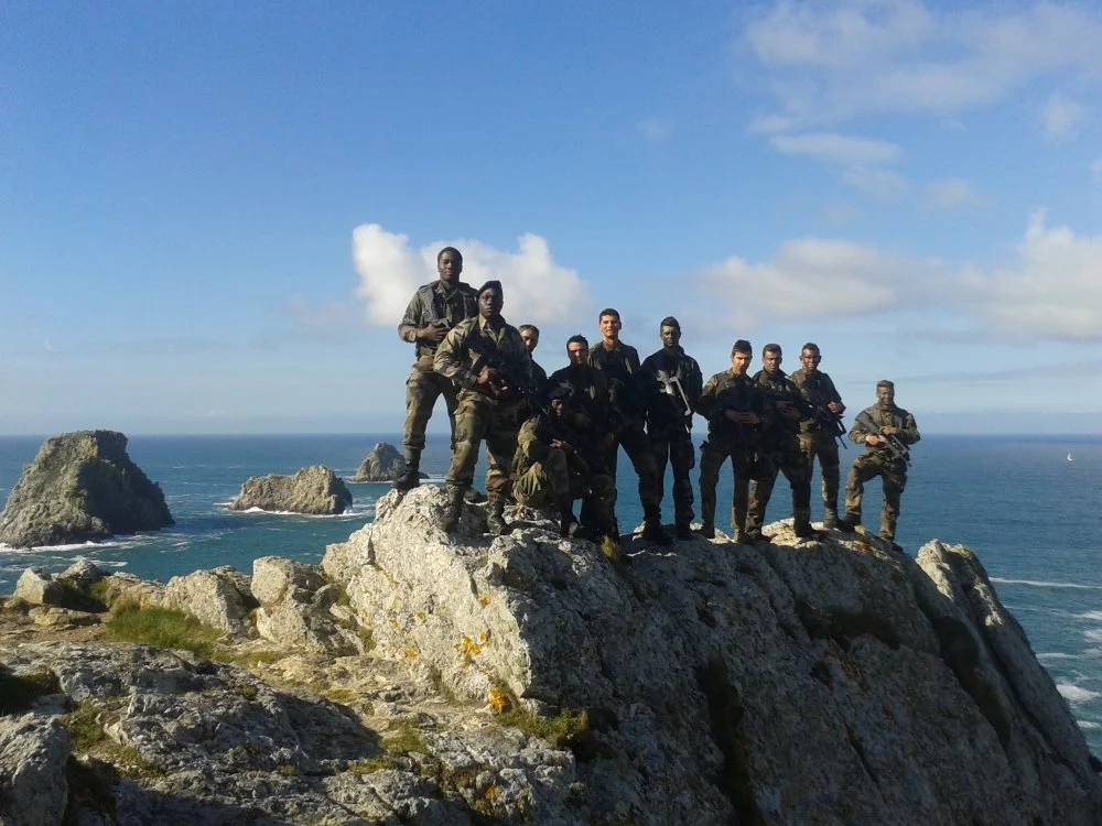 Des élèves de l'Ecole Navale fiers d'être parvenus à la pointe de Pen Hir