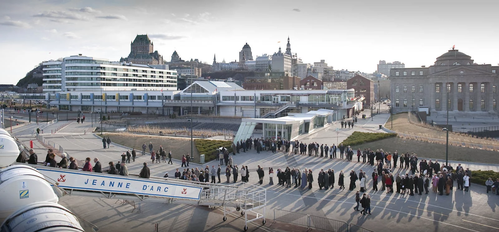La file des visiteurs attendant de monter à bord de la Jeanne d'Arc