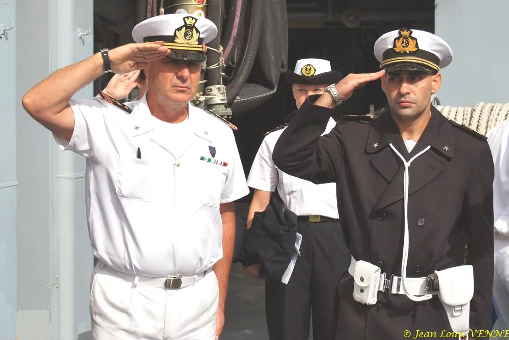 Honneurs au départ du contre-amiral français