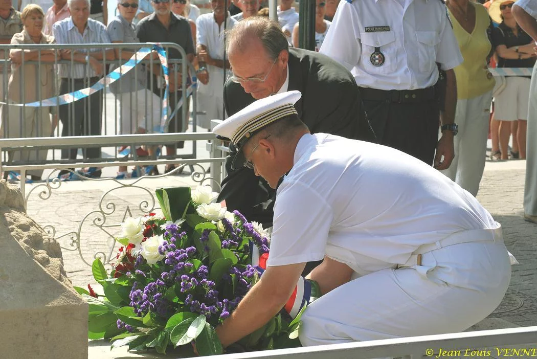 Dépôt d'une gerbe au monument aux morts