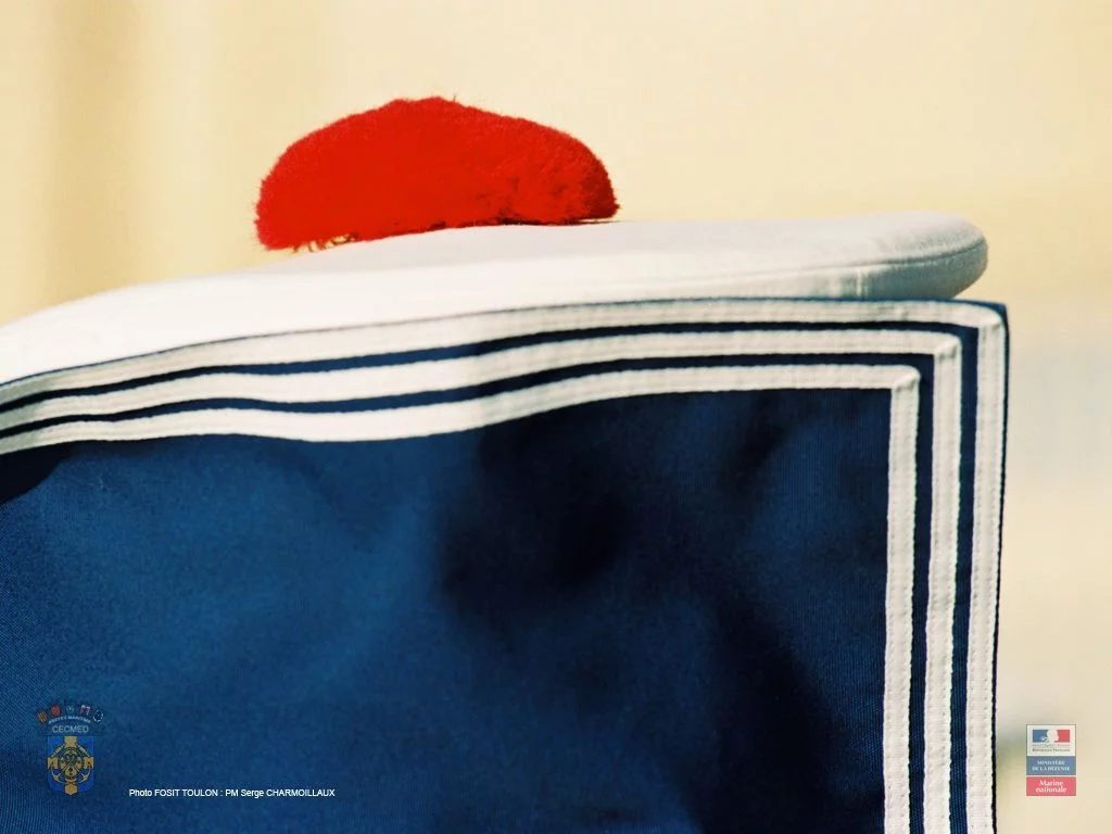 Col de marin et pompon rouge