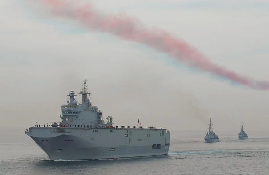 La patrouille de France survole les bâtiments de la revue