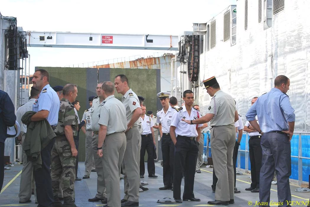 De nombreux officiers de la marine et de l'armée de terre assistent aux essais