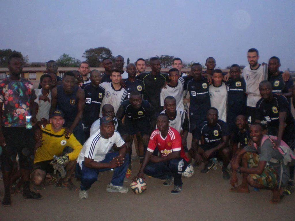 L’équipe de football du « Commandant Blaison » dispute une rencontre amicale contre une sélection de la Marine ghanéenne