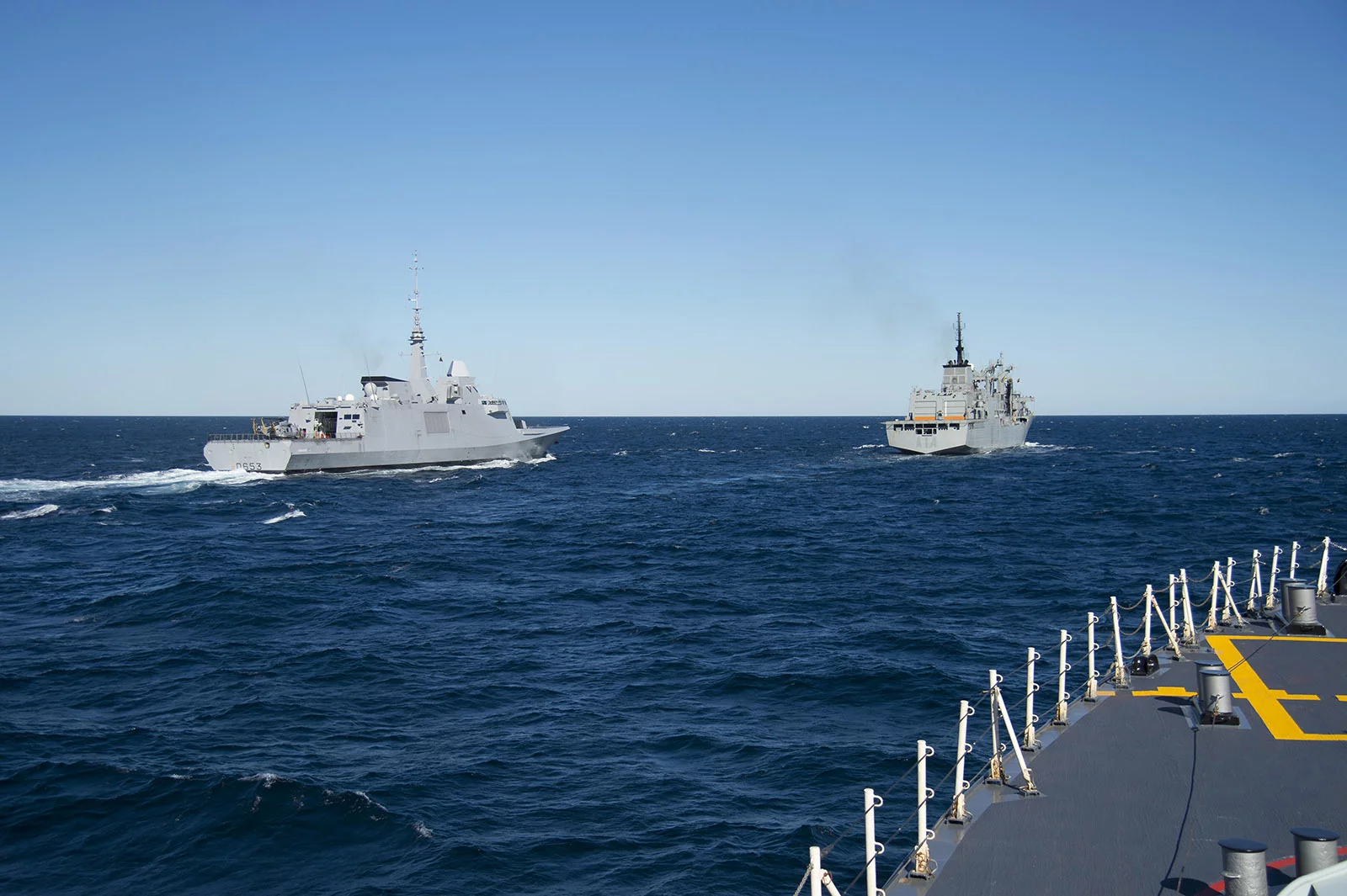 La frégate Languedoc  s’approche en vue d’un ravitaillement en mer Pendant l'exercice CUTLASS FURY 2016