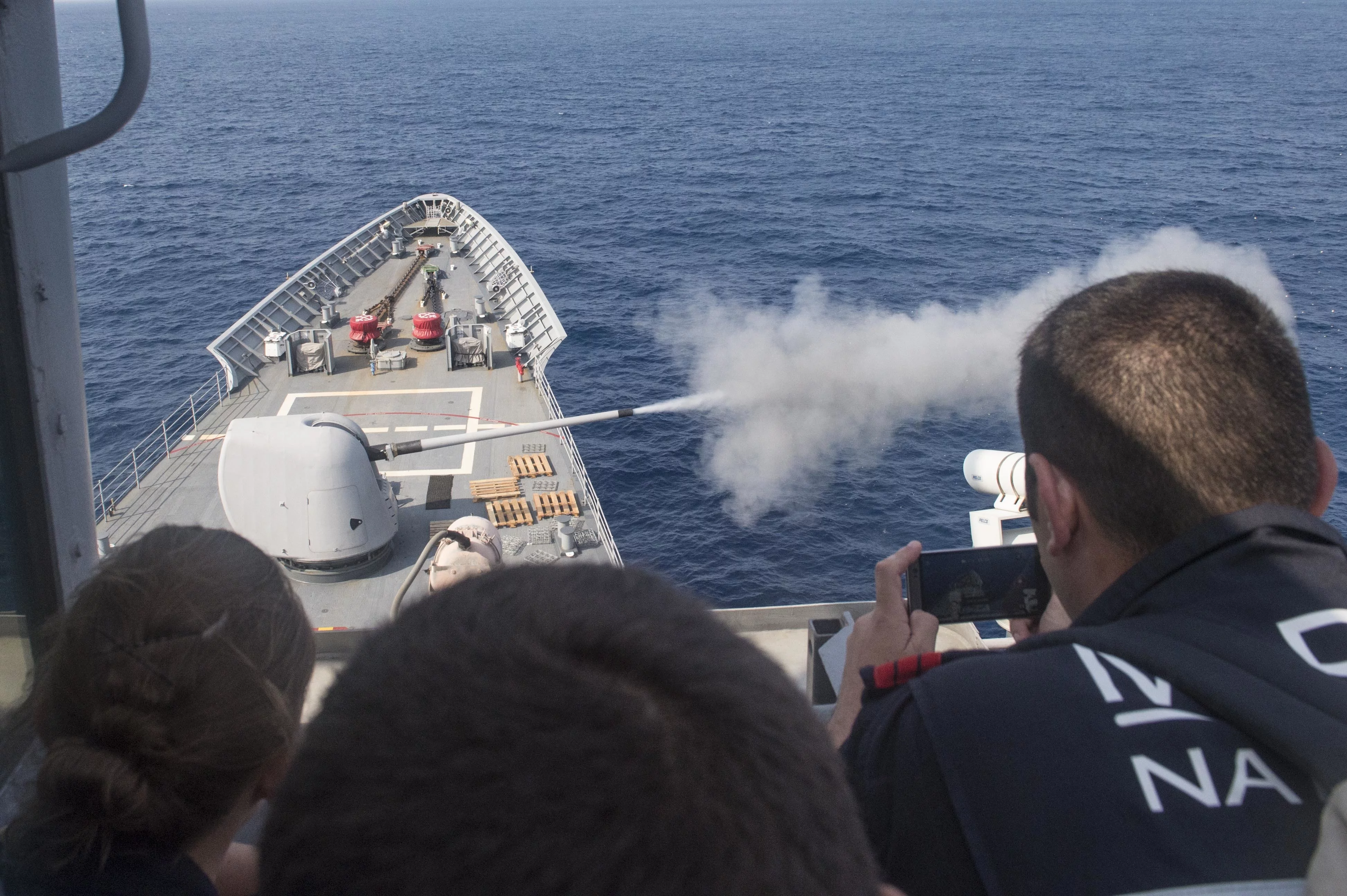 Des marins français de la frégate Provence assiste à un tir au canon à bord du croiseur USS Antietam