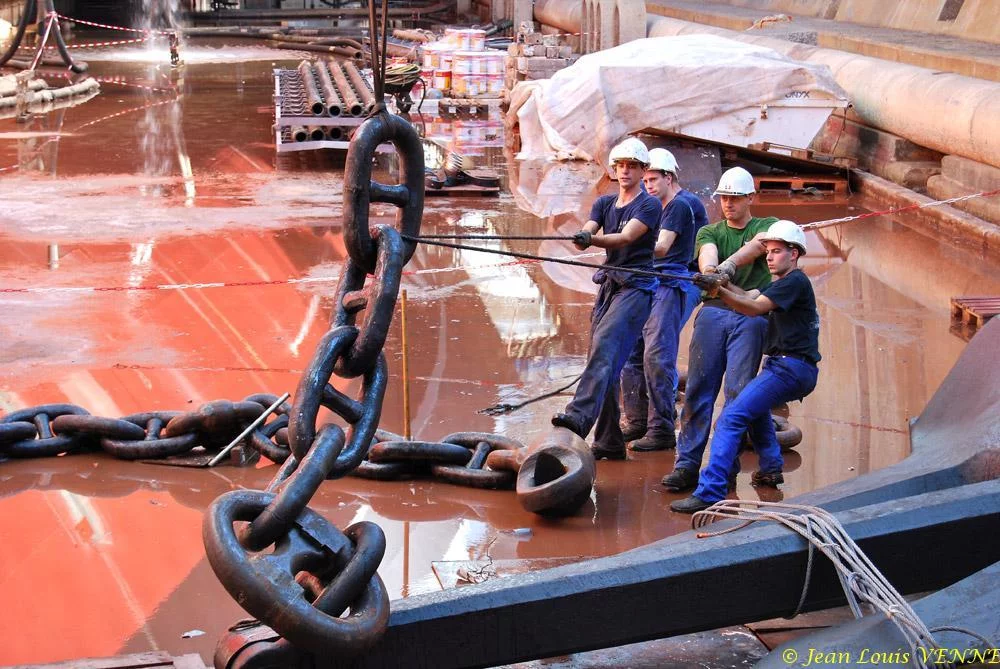 Le Charles de Gaulle ré-embarque ses lignes de mouillage