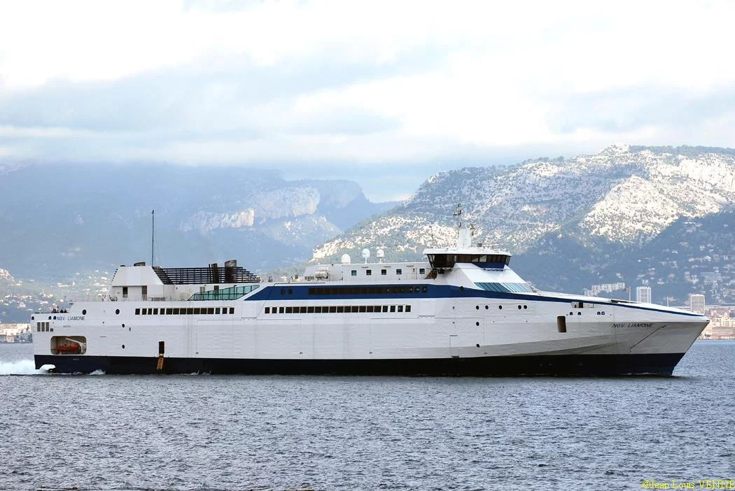 Le Liamone sort de la base navale de Toulon pour des essais