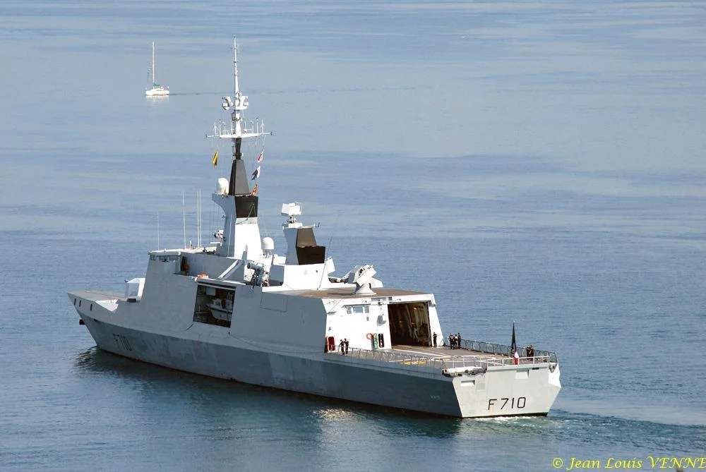 la frégate Lafayette effectue des boucles magnétiques