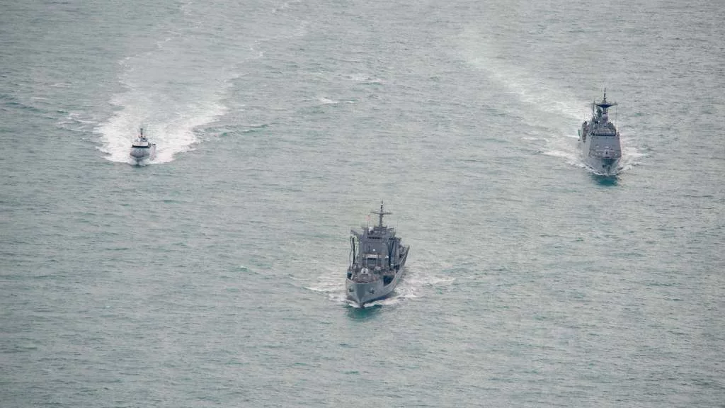 Le Flamant en entraînement avec le groupe école coréen au large de Cherbourg