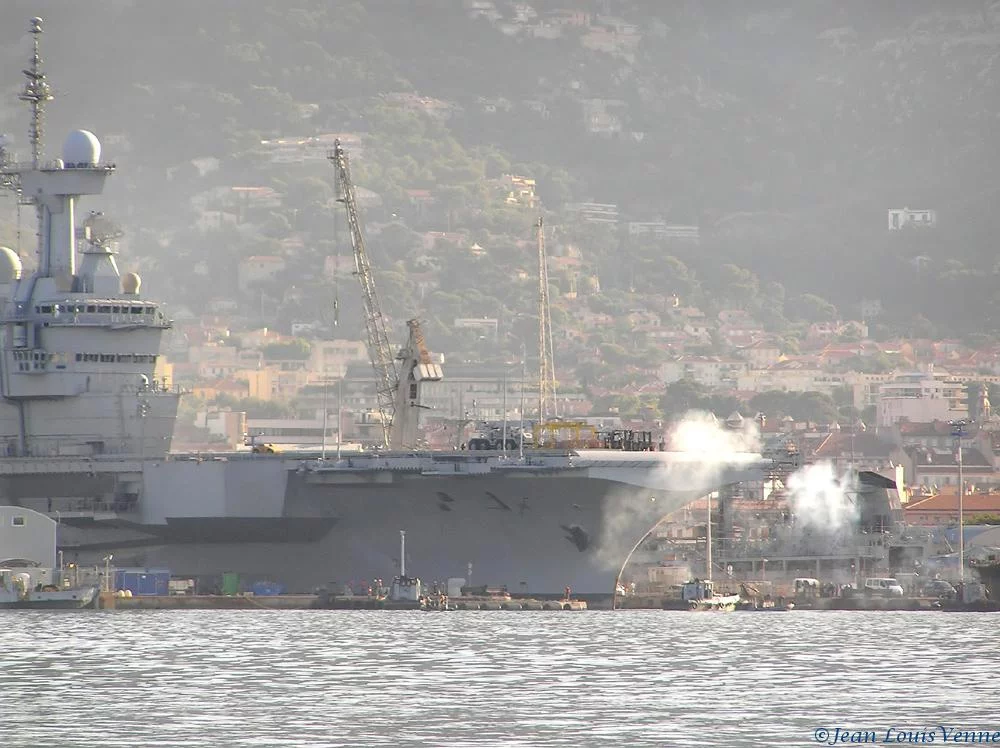 Le Charles de Gaulle entre au bassin