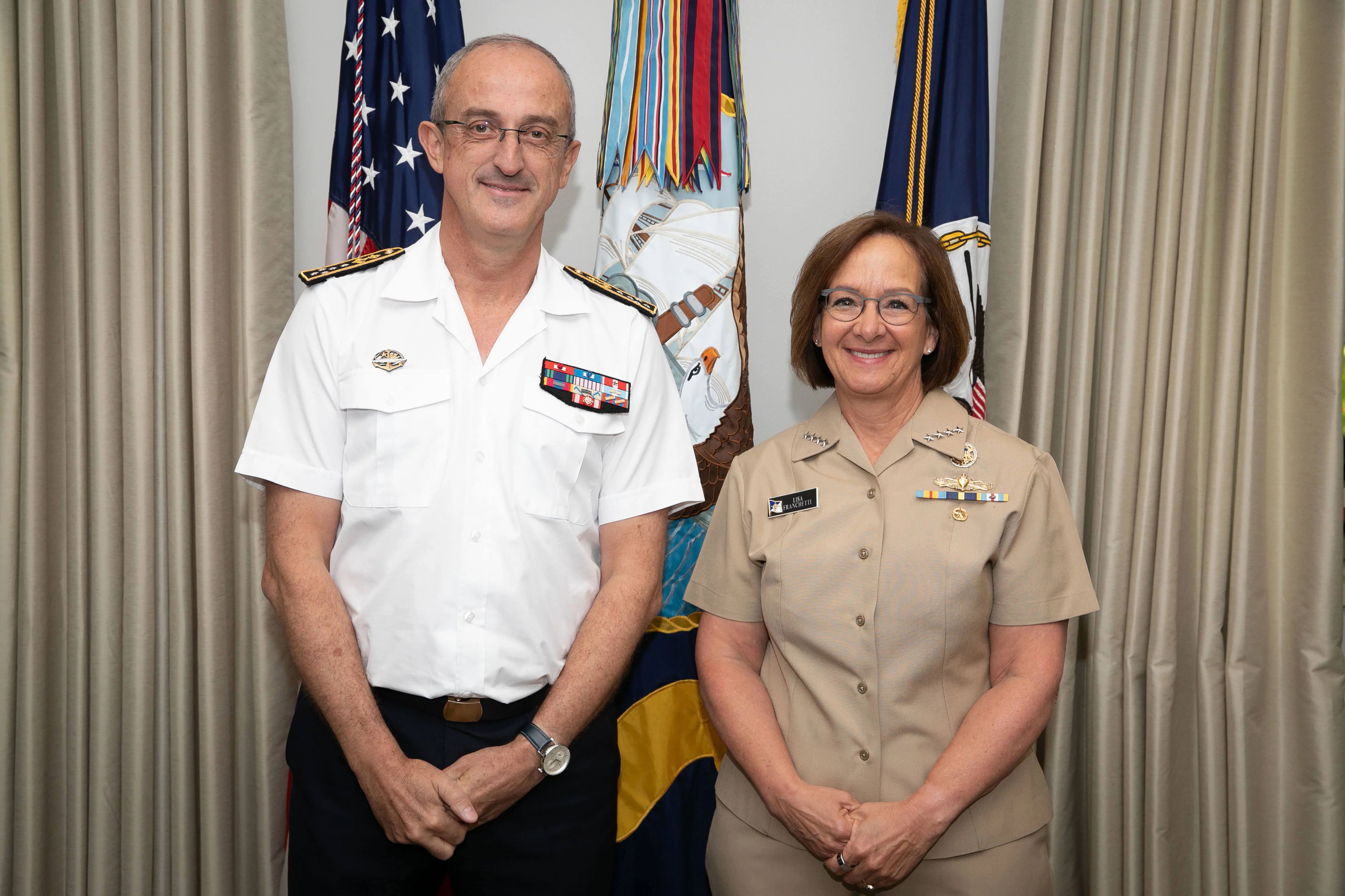 L'amiral Nicolas Vaujour, chef d'état-major de la marine nationale, et l'amiral Lisa Franchetti, chef des opérations navales de l'US Navy