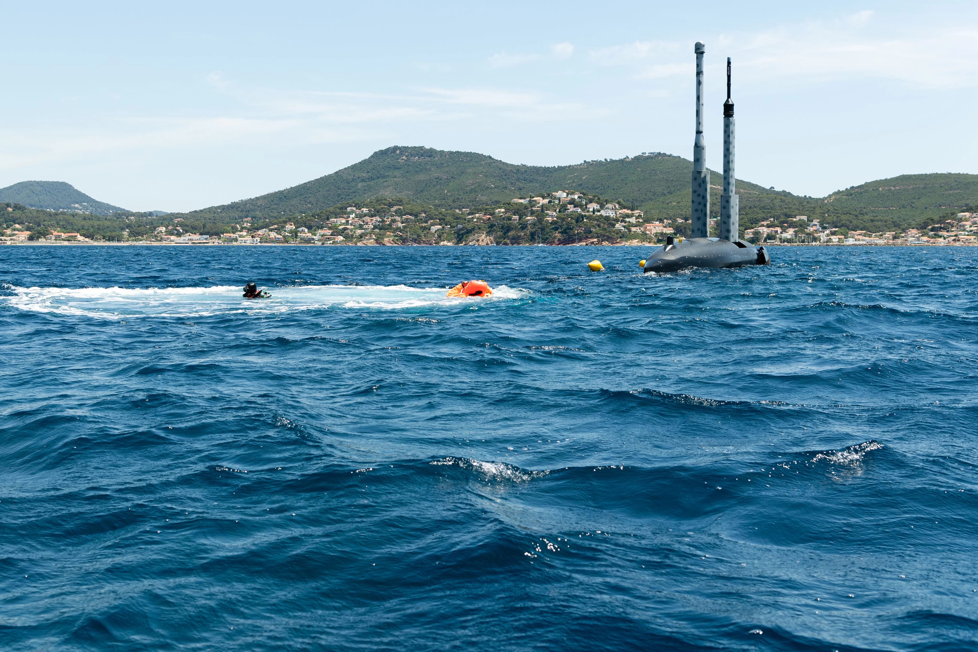 Un volontaire arrive en surface après son évacuation