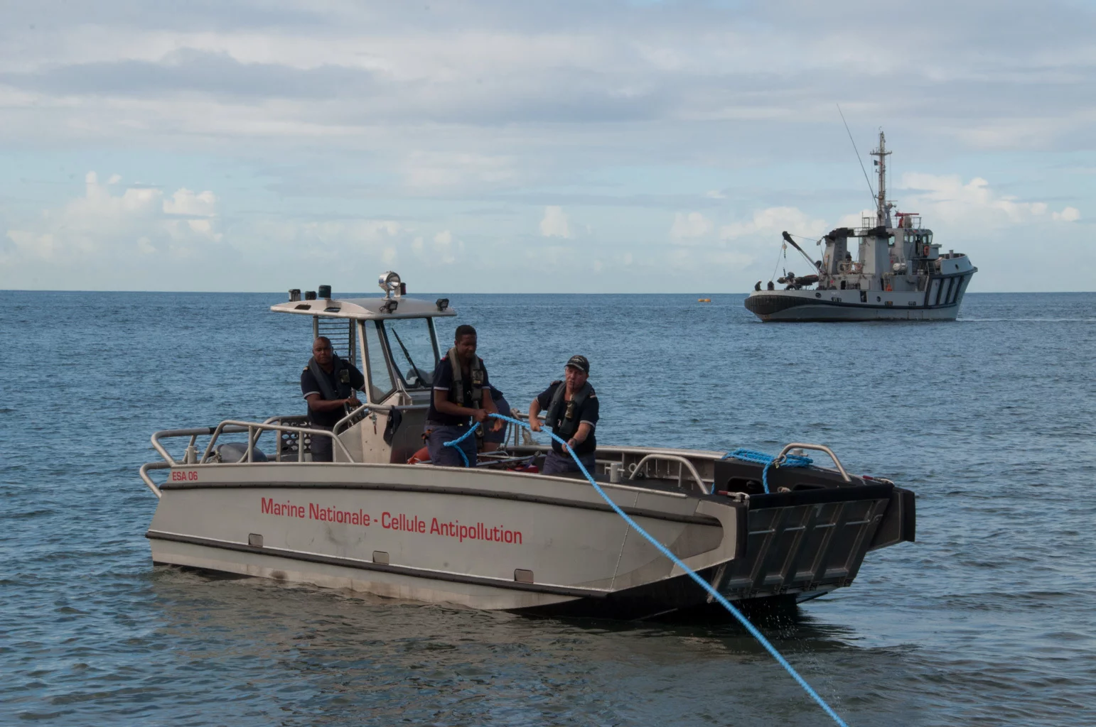 Le Maïto et l’embarcation de servitude antipollution (ESA) de la base navale de Fort de France