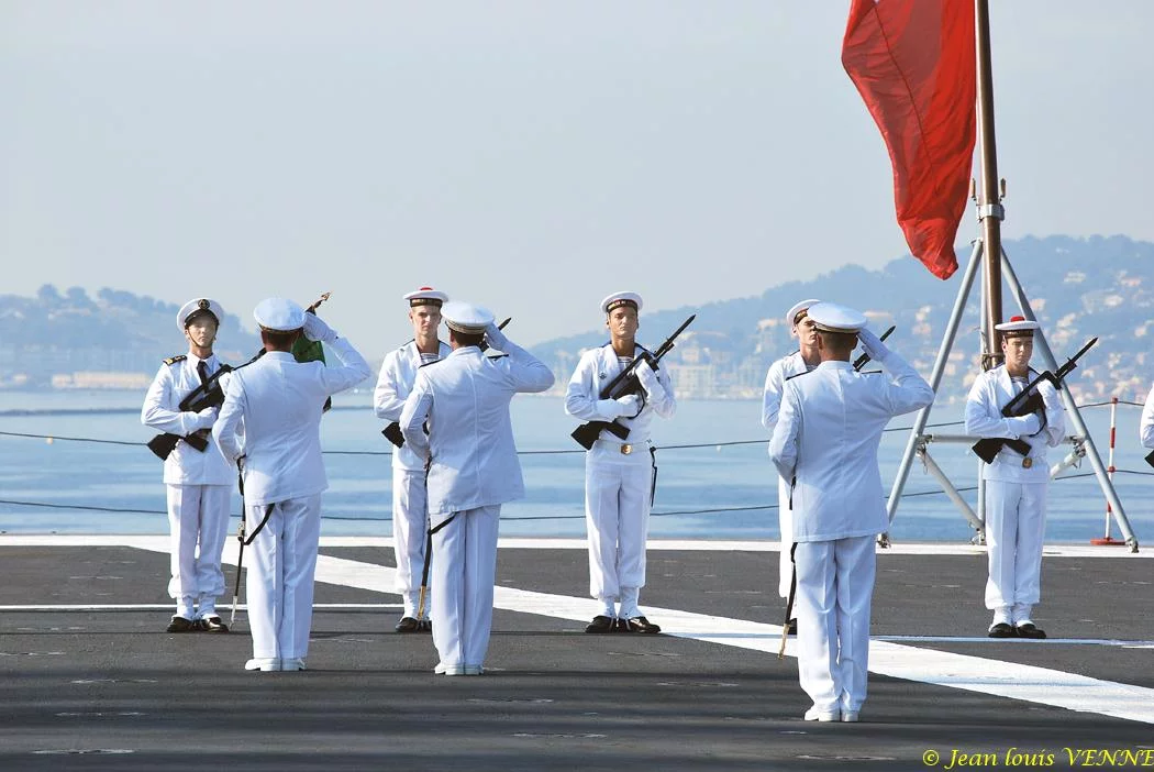 L'ancien commandant, le CV Boivin, ALFAN et le commandant en second, devant la garde d'honneur