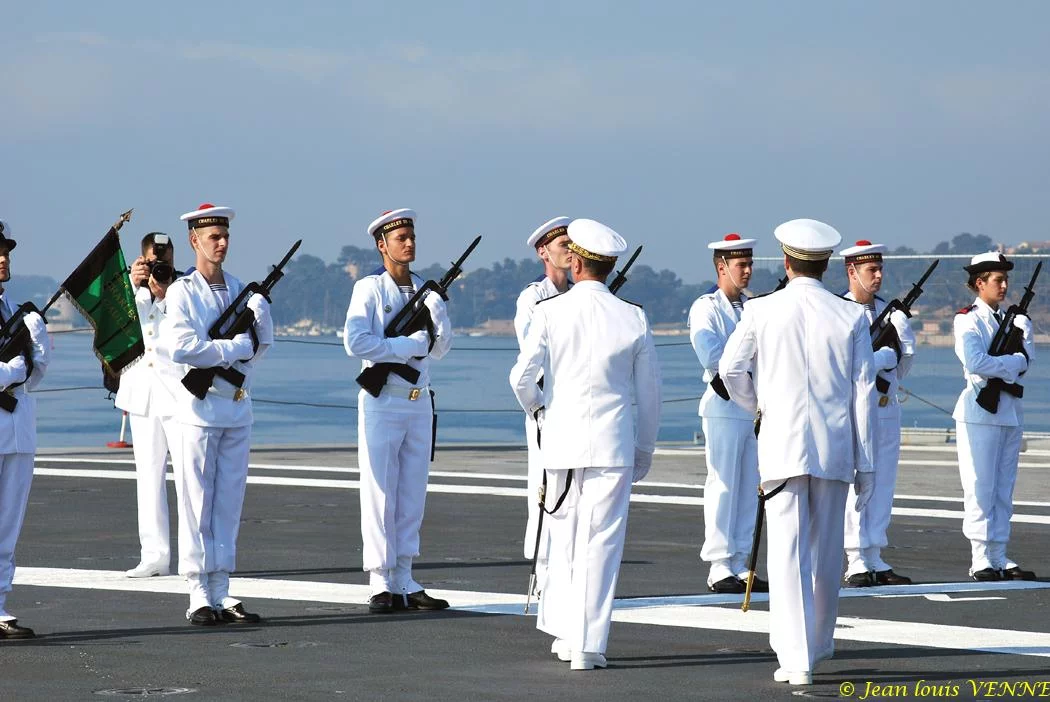 L'ancien commandant, le CV Boivin, ALFAN et le commandant en second, devant la garde d'honneur