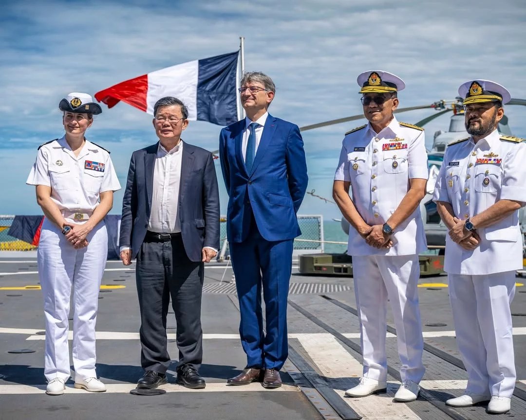 Les officiels sur la plage arrière de la frégate Forbin à Penang (Malaisie)