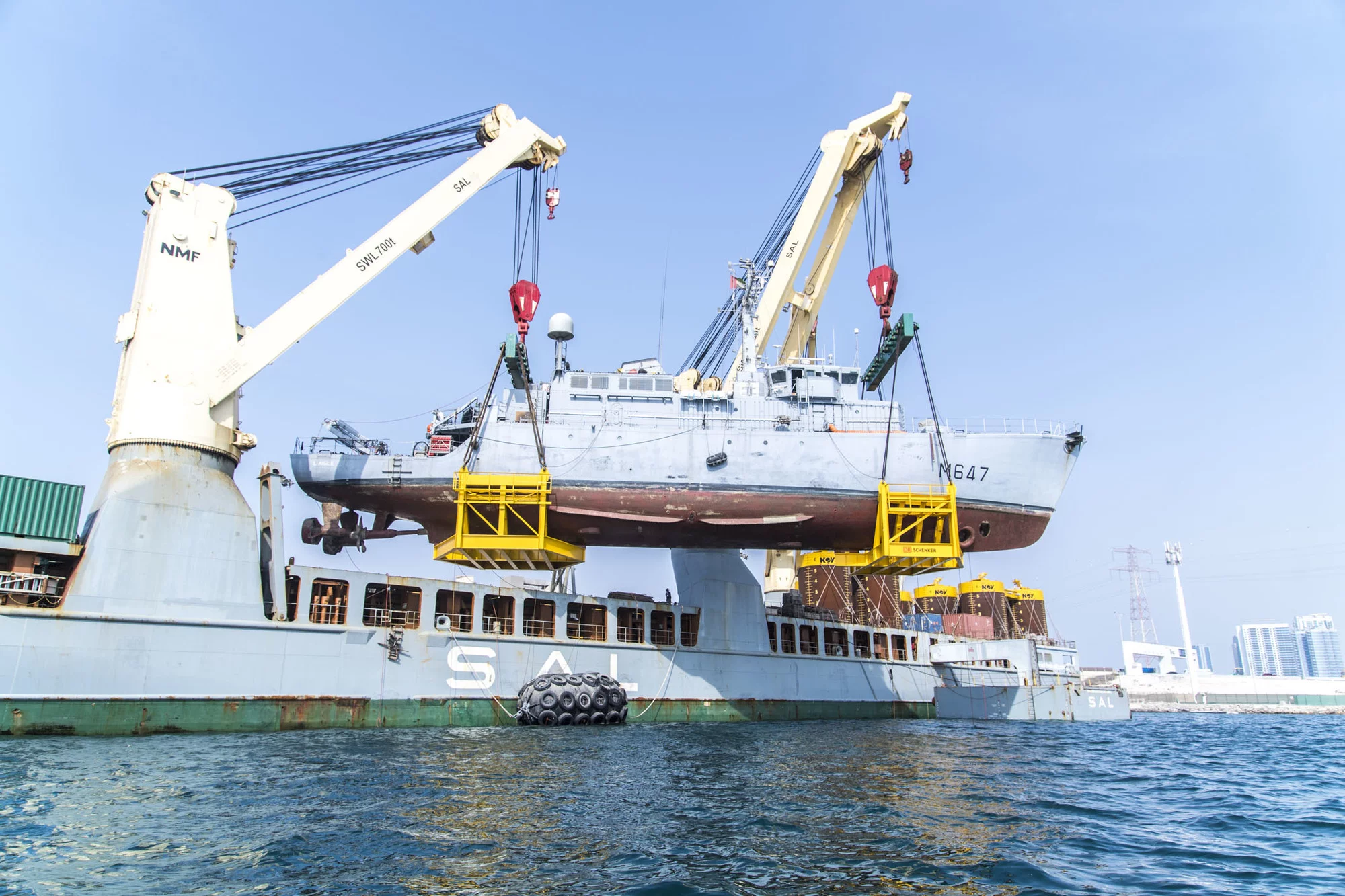 Le chasseur de mines L'Aigle gruté sur un navire de transport lourd