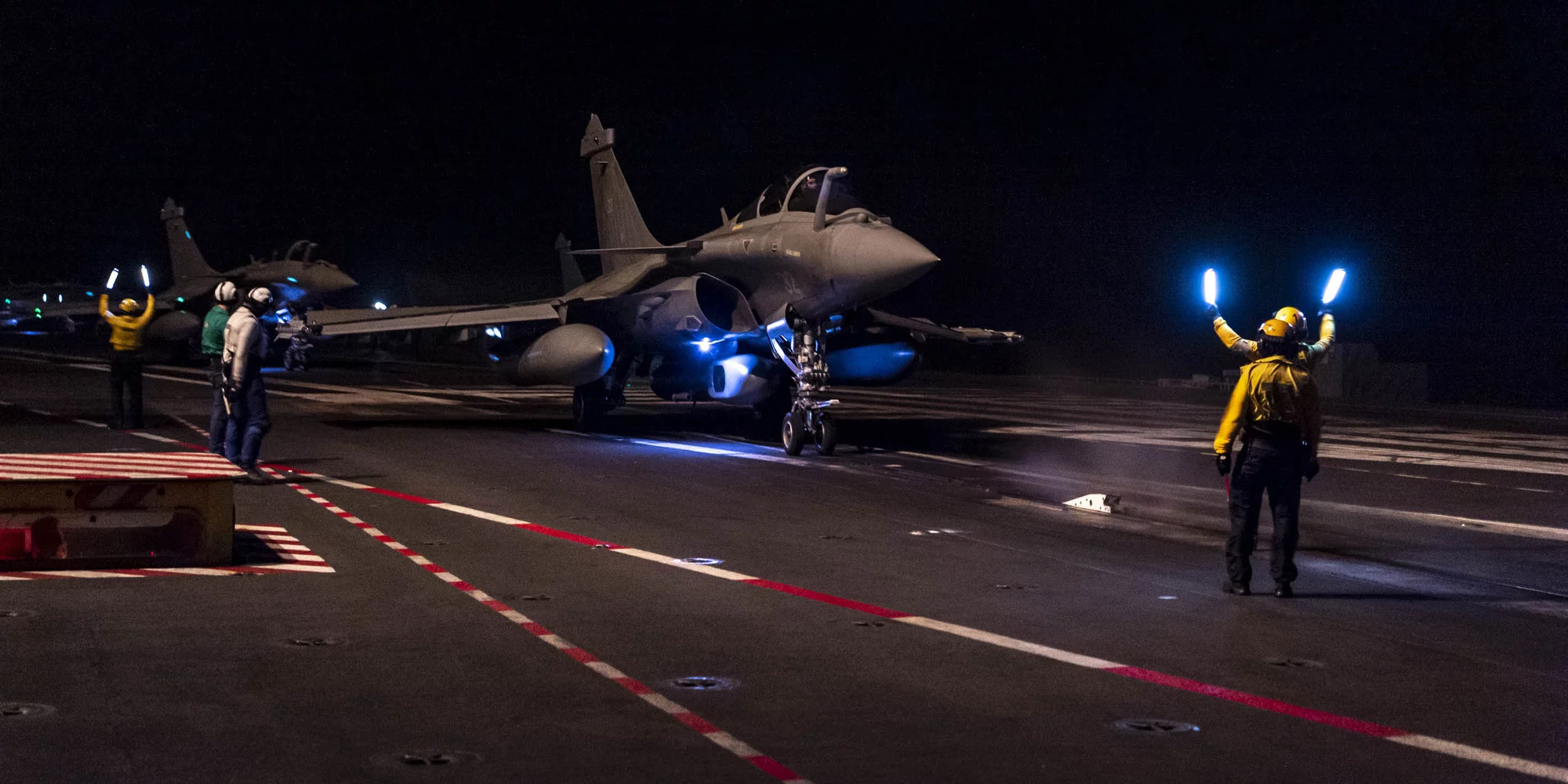 Des Rafale-Marine sont guidés de nuit par des 