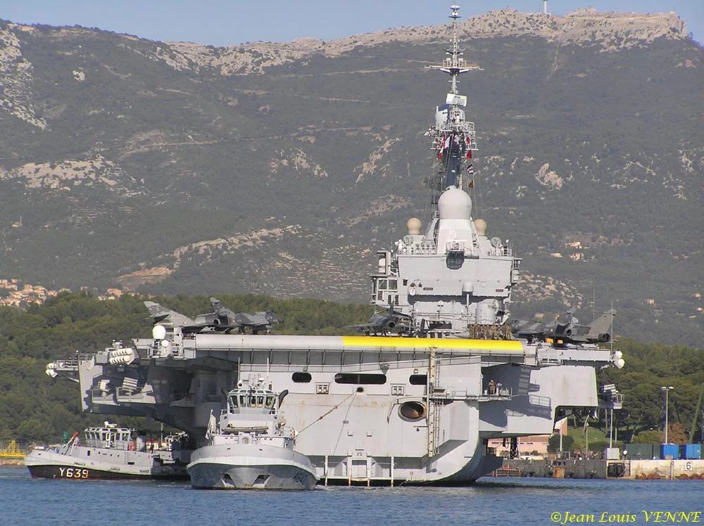 Autour du porte-avions Charles de Gaulle