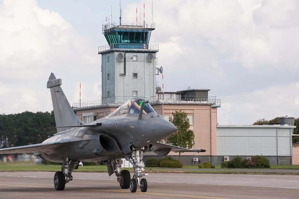 Arrivée du premier Rafale F1 modernisé au Standard F3 à Landivisiau
