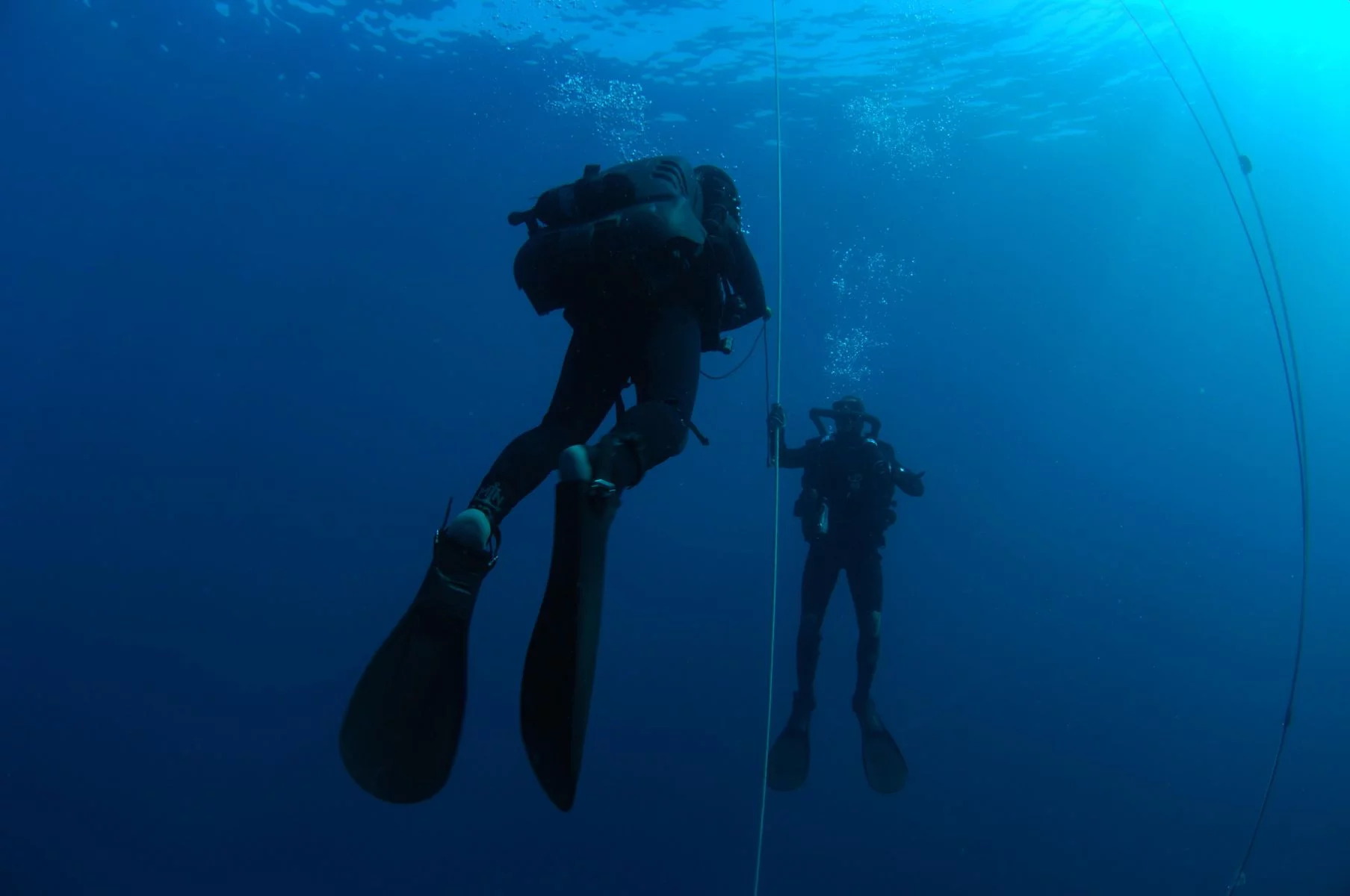 Élèves démineurs effectuant leurs paliers au recycleur CRABE