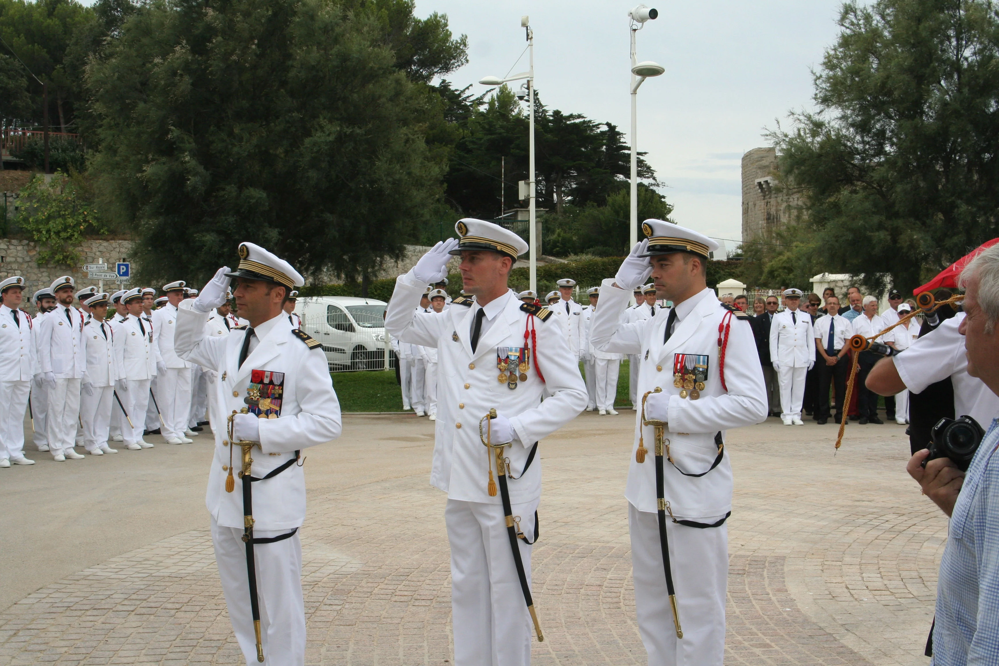 Le chef d'escadrille et les 2 commandants