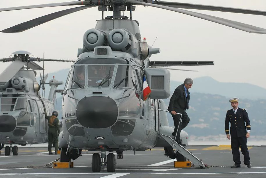 Le ministre de la défense descend de l'hélicoptère