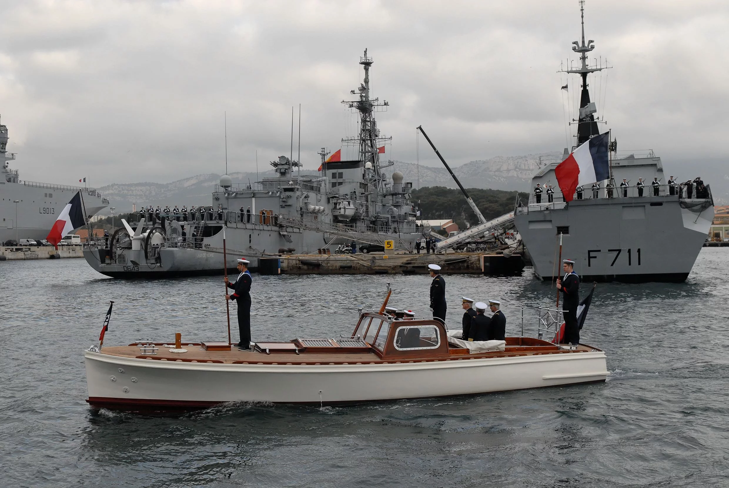 Les équipages du Surcouf et du Jean de Vienne au poste de bande