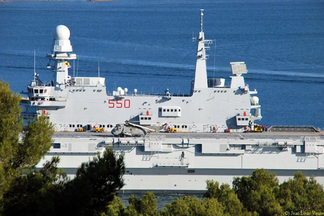 Arrivée à Toulon du porte-aéronefs italien Cavour
