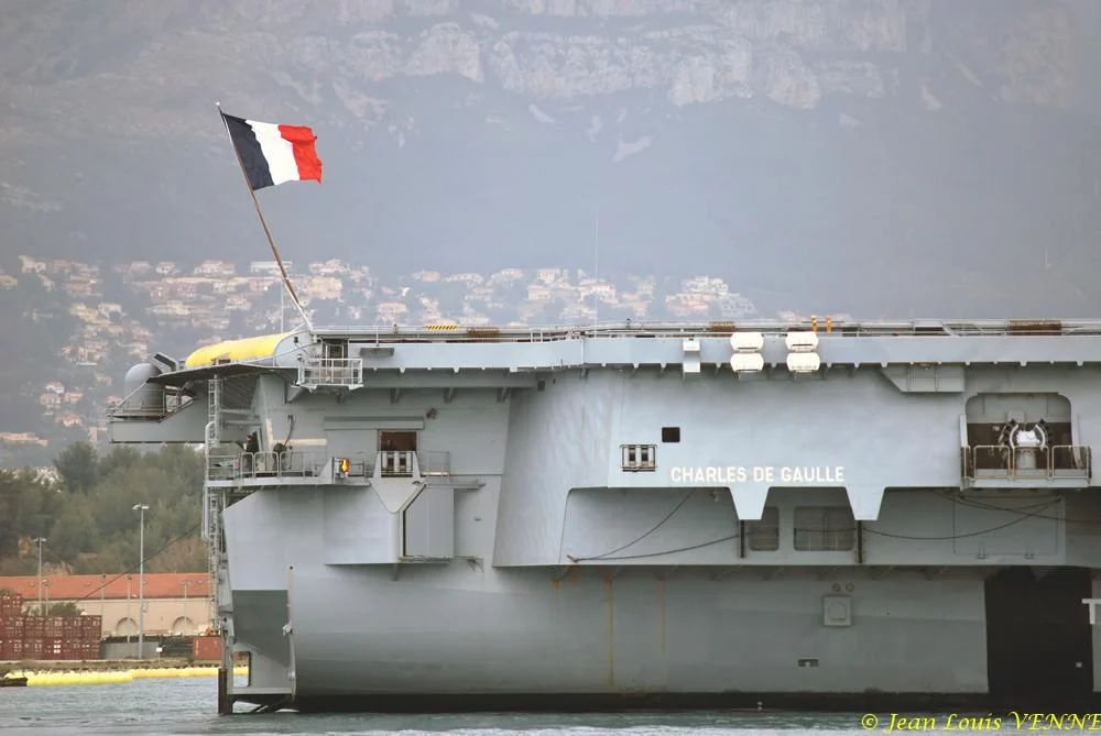 Avant l’arrivée du ministre, le Charles de Gaulle appareille