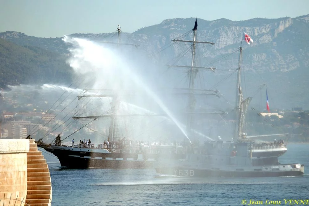 Le Bélem est accueilli à Toulon par la marine nationale