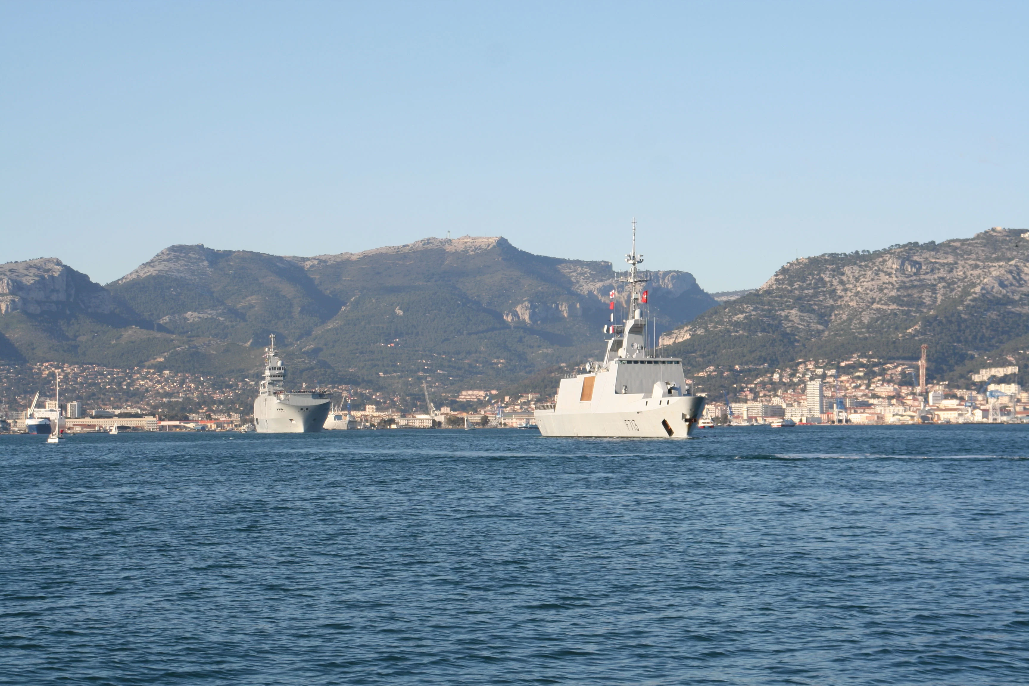 Le BPC Dixmude et la frégate Aconit