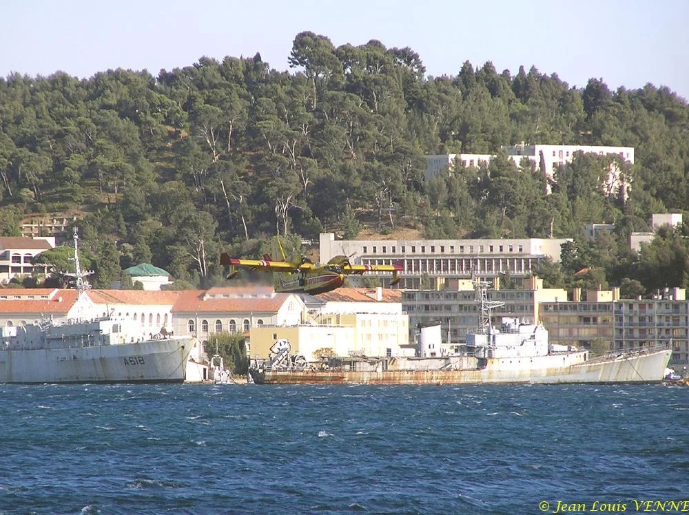 Les Canadairs interviennent au-dessus de Saint Mandrier